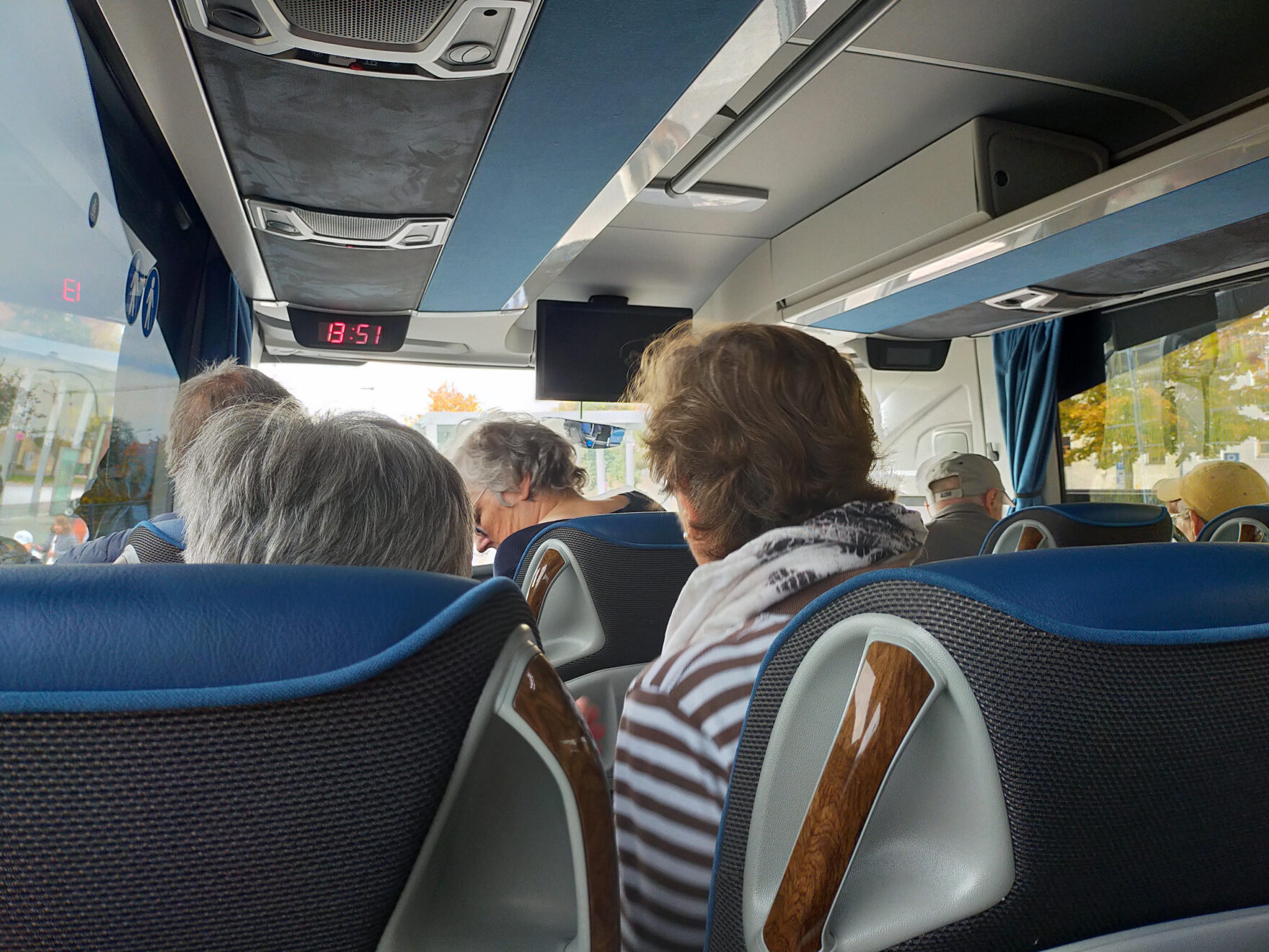 貸し切りバスの車内の様子