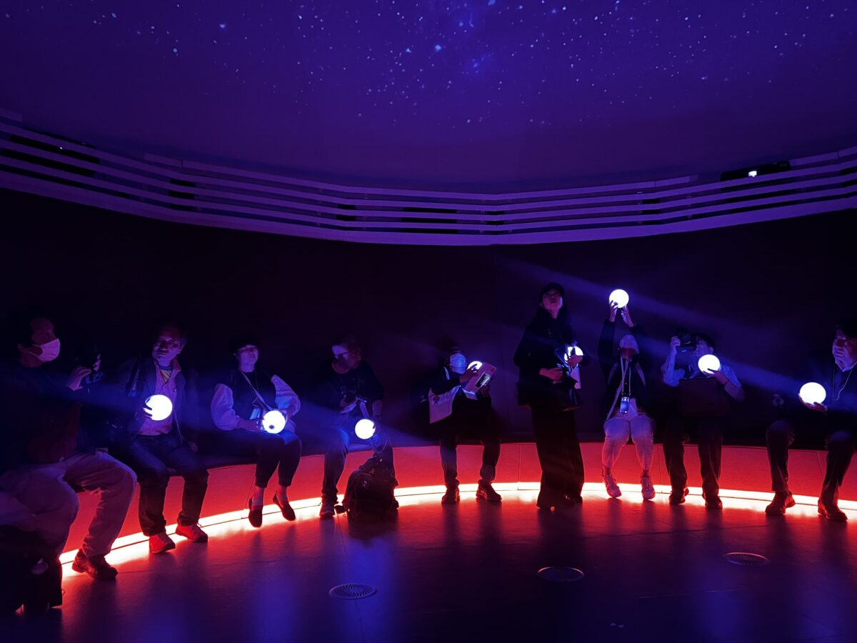 球体を持って館内移動。ドームの中では美しい未来の世界に浸れる