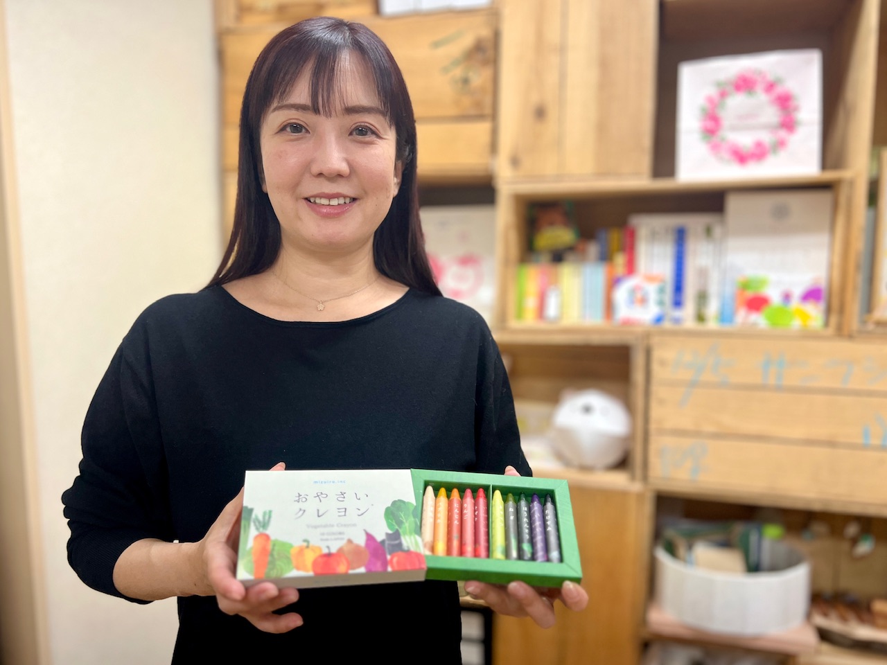 異例のヒット商品！廃棄される野菜がクレヨンに？！食品ロスにも貢献する自然色が魅力のアップサイクル文具