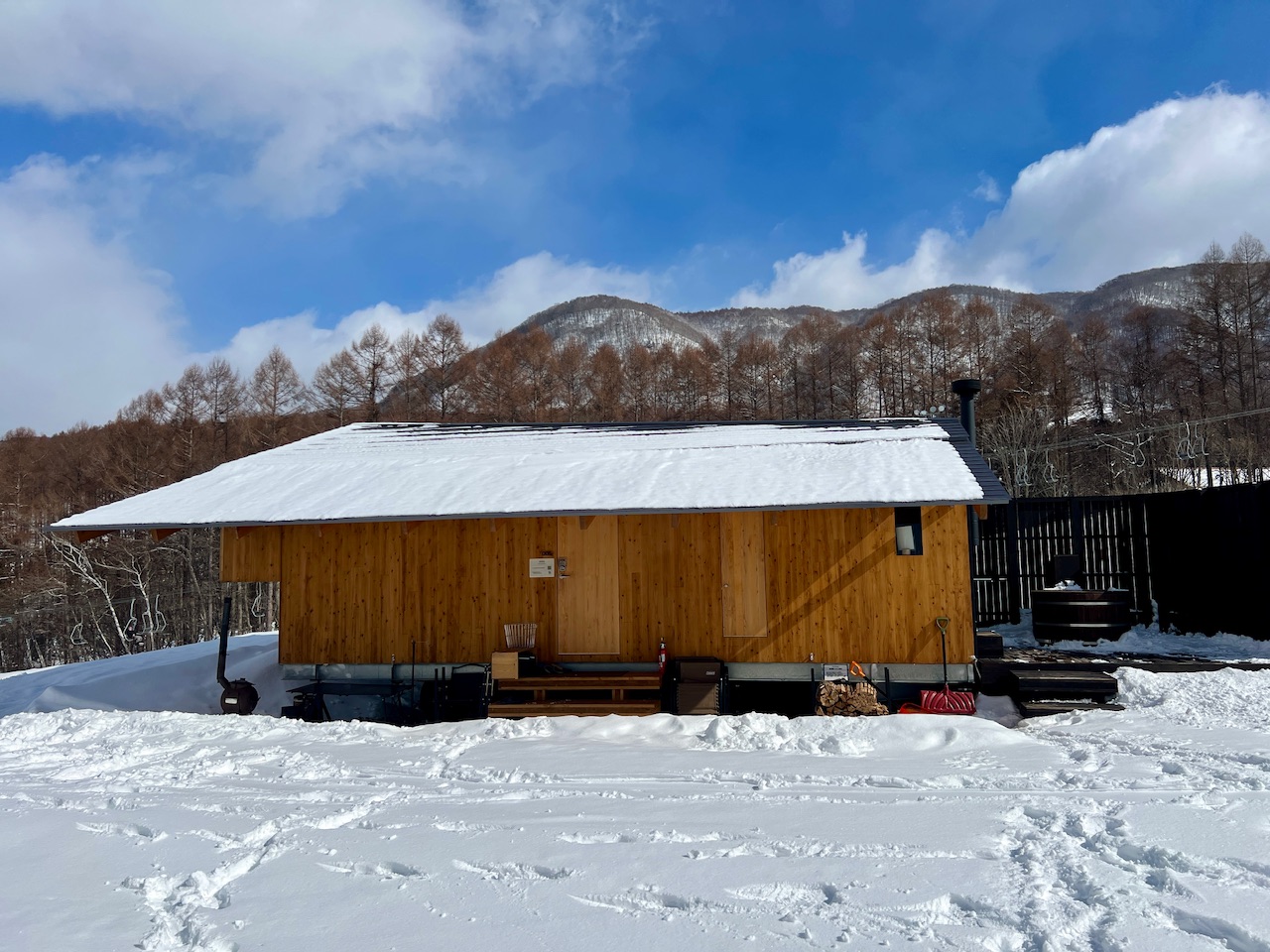 何もない土地が憧れのリゾート地に！？注目の新建材CLTを使ったサステナブルなトレーラーハウス型ホテル「Earthboat」