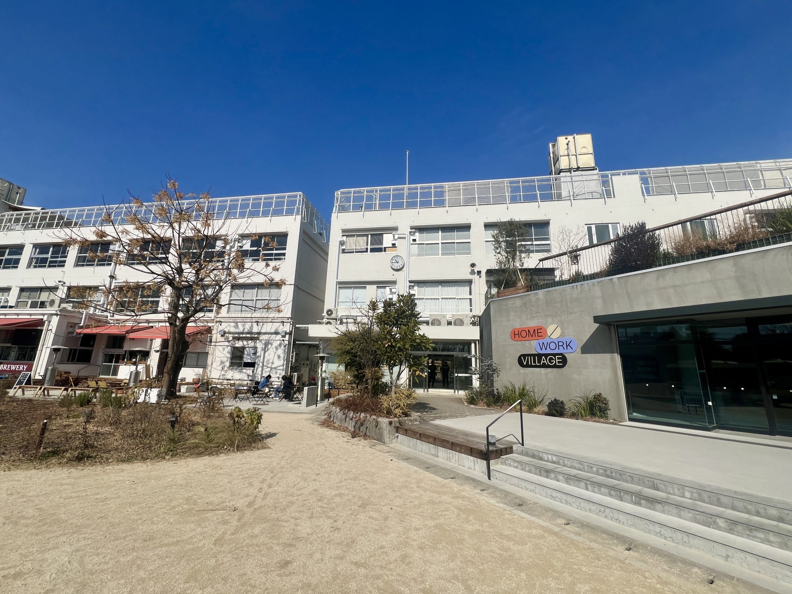 都内の廃校をお洒落にリノベ！リユースパネルを使用した太陽光発電所、コンポスト発電、廃材アートなど循環社会に繋がる場所をゆるりと目指した「HOME/WORK VILLAGE」